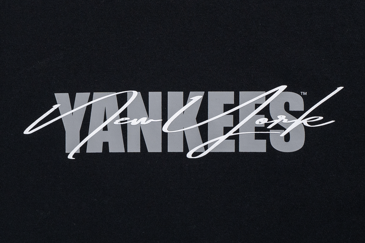 New Era เสื้อยืดแขนสั้นรุ่น New York Yankees Mix League Script Black Short Sleeve T-Shirt