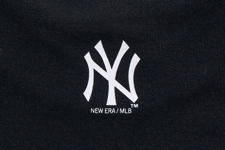 New Era เสื้อยืดแขนสั้นรุ่น New York Yankees Mix League Script Black Short Sleeve T-Shirt
