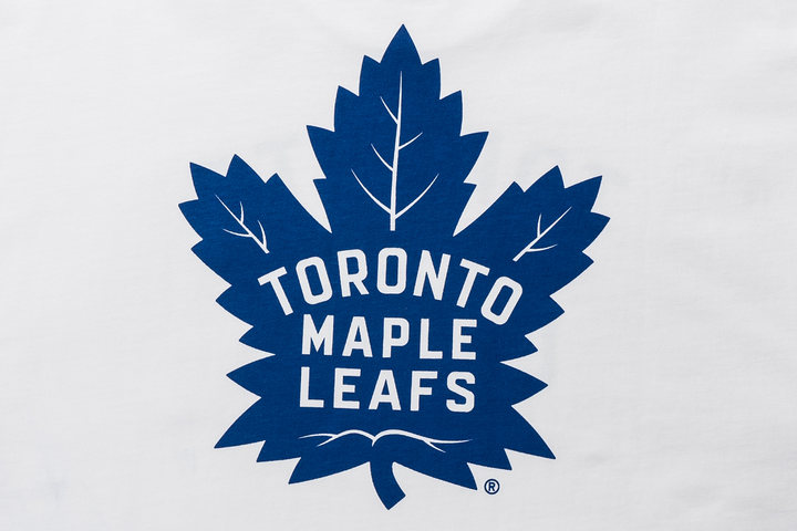 New Era เสื้อยืดแขนสั้นรุ่น Toronto Maple Leafs Nhl Team Logo White Oversized Short Sleeve T-Shirt