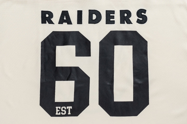 New Era เสื้อยืดแขนสั้นรุ่น Oakland Raiders Nfl Historic Chrome White Oversized Short Sleeve T-Shirt