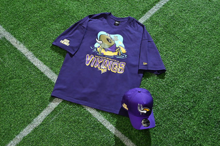 New Era เสื้อยืดแขนสั้นรุ่น Minnesota Vikings Nfl Fun Graphic Purple Oversized Short Sleeve T-Shirt