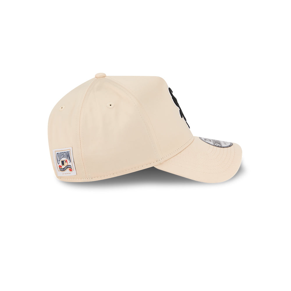 New Era หมวกรุ่น CHICAGO WHITE SOX CO SATIN COOPERSTOWN CHROME WHITE 9FORTY A-FRAME CAP