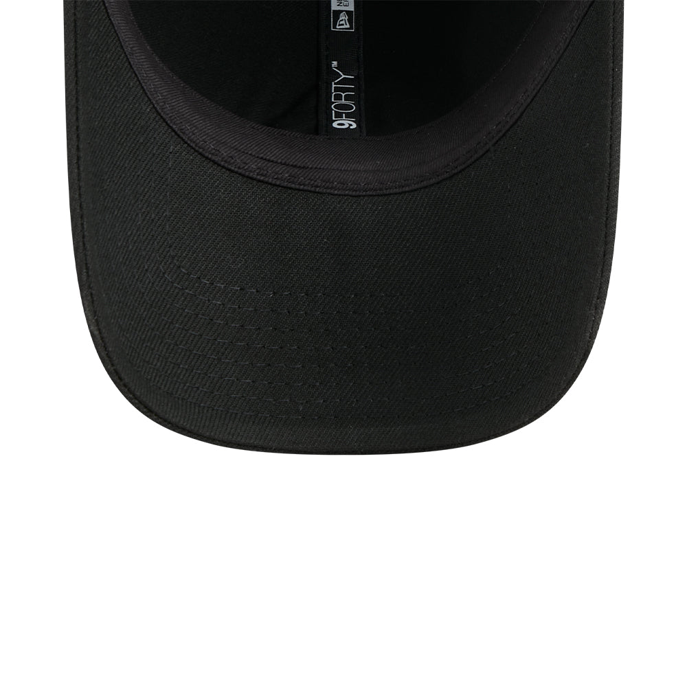 New Era หมวกรุ่น LOS ANGELES DODGERS METAL BADGE SILVER BLACK 9FORTY CAP