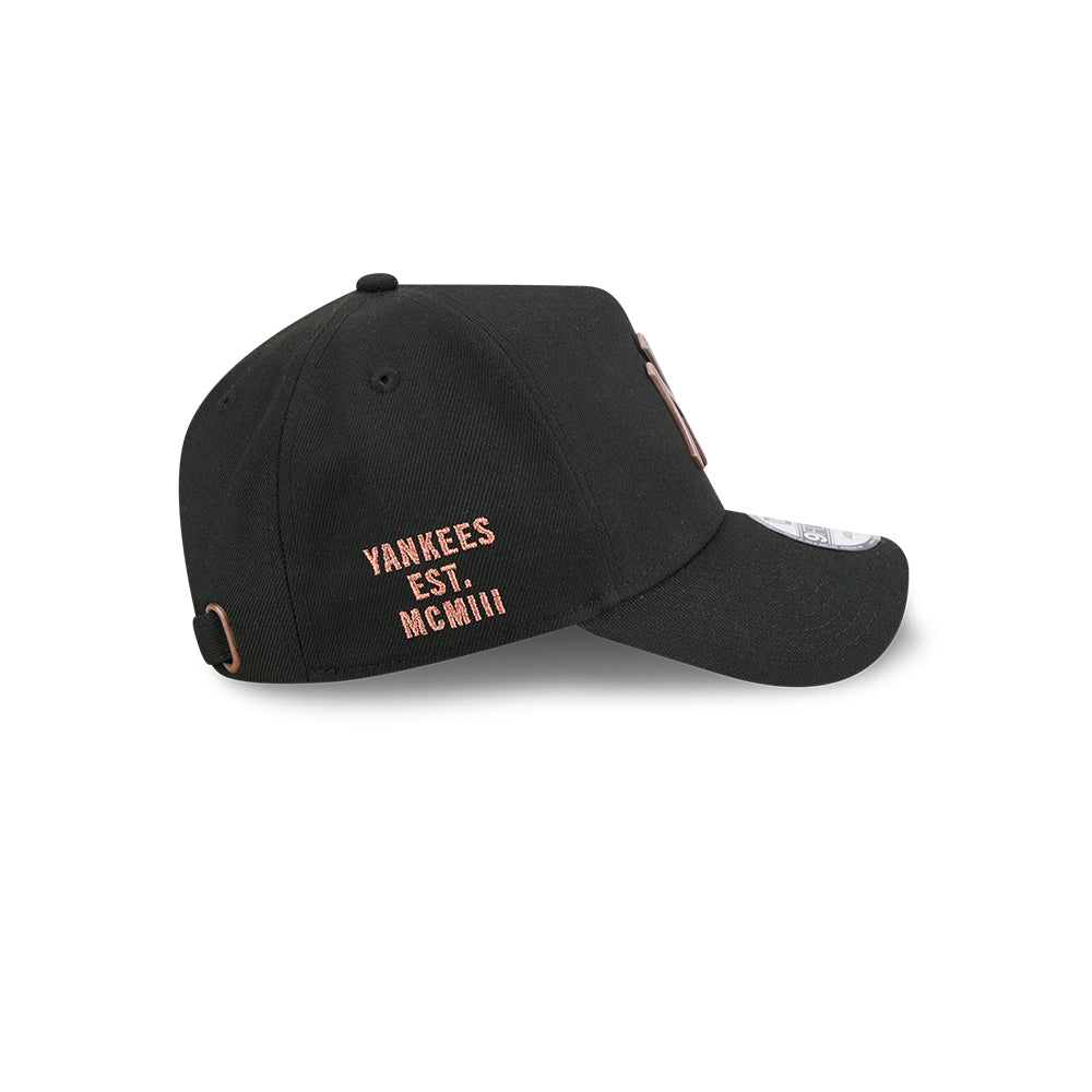 New Era หมวกรุ่น NEW YORK YANKEES METAL BADGE BRONZE GREEN PACK BLACK 9FORTY AF CAP