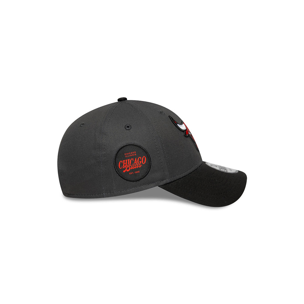 New Era หมวกรุ่น CHICAGO BULLS SIDE PATCH 2-TONE BLACK VISOR STEEL CLOUDS 9FORTY CAP