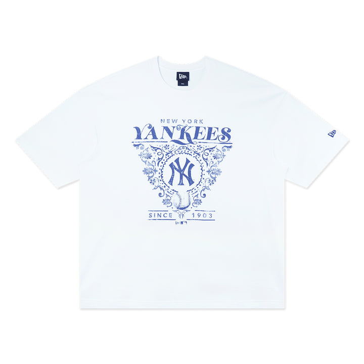 New Era เสื้อยืดแขนสั้นรุ่น NEW YORK YANKEES GRAPHIC PACK CEWHITE (WHITE) OVERSIZED SHORT SLEEVE TEE APPAREL