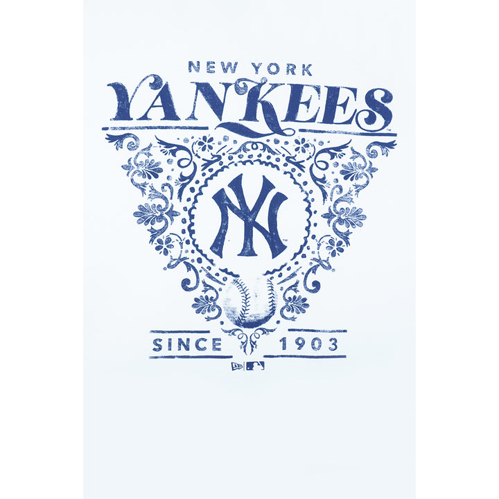New Era เสื้อยืดแขนสั้นรุ่น NEW YORK YANKEES GRAPHIC PACK CEWHITE (WHITE) OVERSIZED SHORT SLEEVE TEE APPAREL