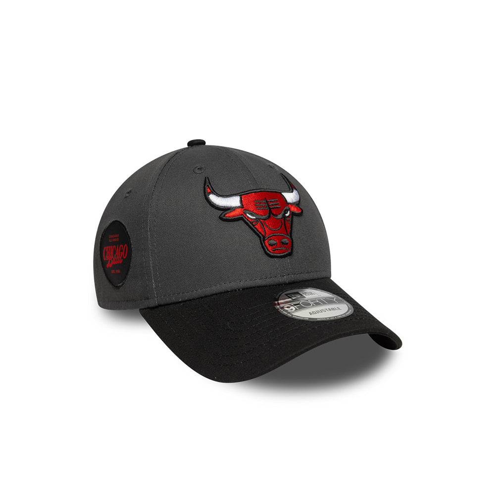 New Era หมวกรุ่น CHICAGO BULLS SIDE PATCH 2-TONE BLACK VISOR STEEL CLOUDS 9FORTY CAP