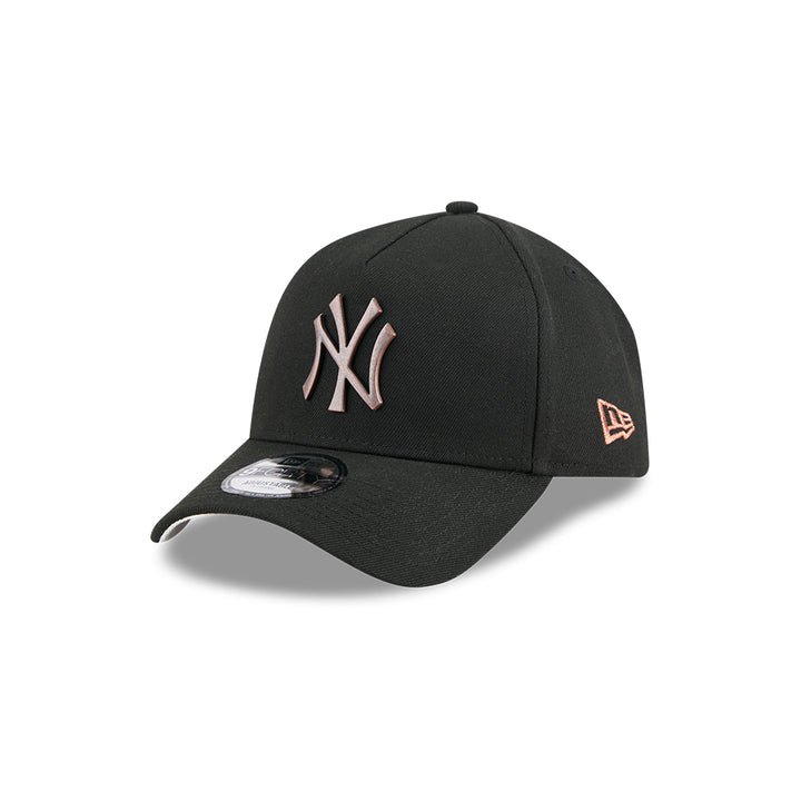 New Era หมวกรุ่น NEW YORK YANKEES METAL BADGE BRONZE GREEN PACK BLACK 9FORTY AF CAP