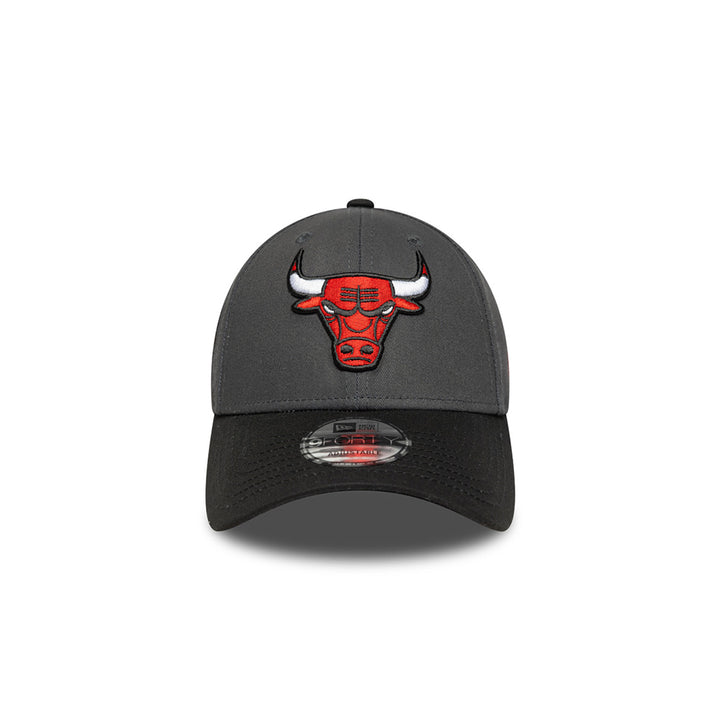 New Era หมวกรุ่น CHICAGO BULLS SIDE PATCH 2-TONE BLACK VISOR STEEL CLOUDS 9FORTY CAP