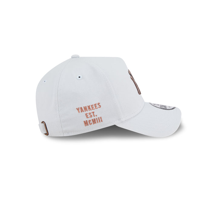 New Era หมวกรุ่น NEW YORK YANKEES METAL BADGE BRONZE GREEN PACK SILVER SNOW 9FORTY AF CAP