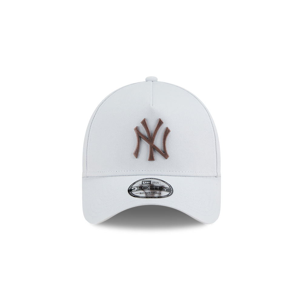 New Era หมวกรุ่น NEW YORK YANKEES METAL BADGE BRONZE GREEN PACK SILVER SNOW 9FORTY AF CAP