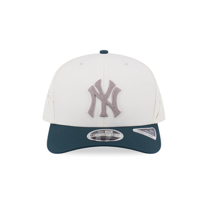 New Era หมวกรุ่น NEW YORK YANKEES 9SEVENTY COLLECTION CHROME WHITE AND DARK GREEN 9SEVENTY STRETCH SNAP CAP
