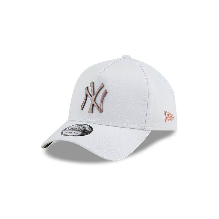 New Era หมวกรุ่น NEW YORK YANKEES METAL BADGE BRONZE GREEN PACK SILVER SNOW 9FORTY AF CAP