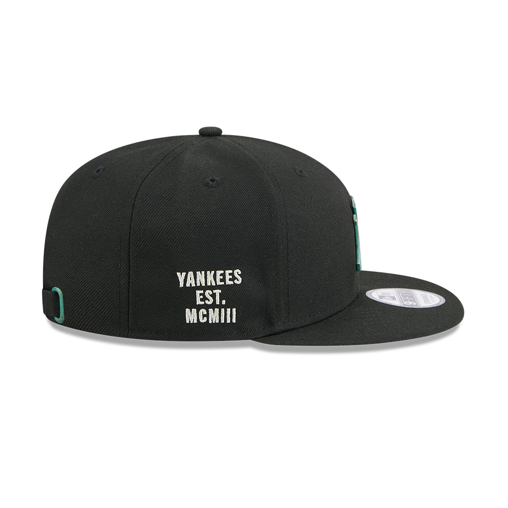 New Era หมวกรุ่น NEW YORK YANKEES METAL BADGE BRONZE GREEN PACK BLACK 9FIFTY CAP