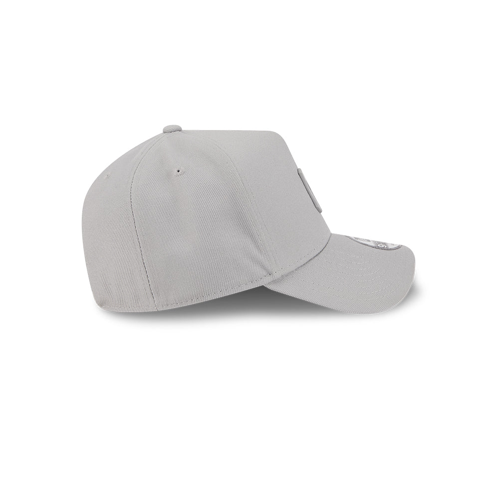 New Era หมวกรุ่น NEW YORK YANKEES METAL BADGE GRAY 9FORTY AF CAP