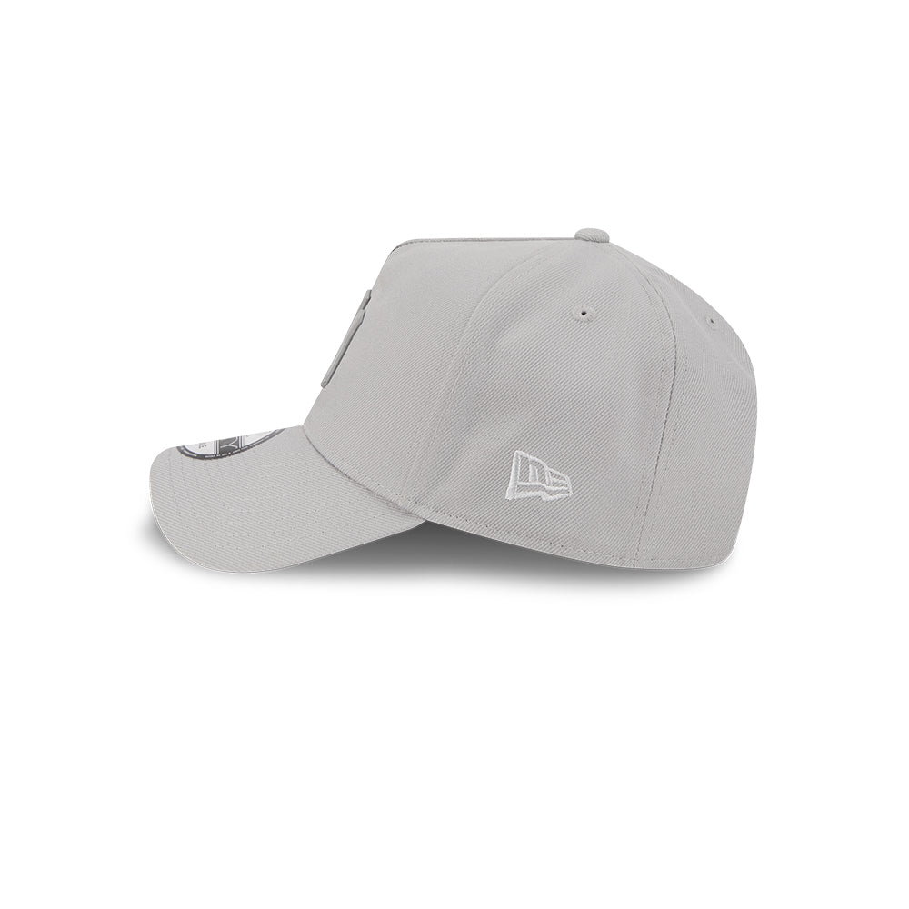 New Era หมวกรุ่น NEW YORK YANKEES METAL BADGE GRAY 9FORTY AF CAP