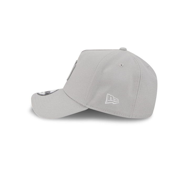 New Era หมวกรุ่น NEW YORK YANKEES METAL BADGE GRAY 9FORTY AF CAP