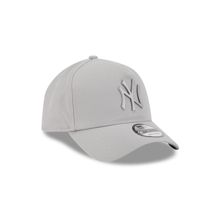 New Era หมวกรุ่น NEW YORK YANKEES METAL BADGE GRAY 9FORTY AF CAP