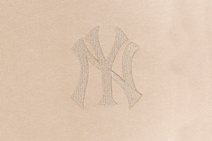 เสื้อสเวตเตอร์ NEW YORK YANKEES COLOR ERA OAT MILK PULLOVER SWEATSHIRT