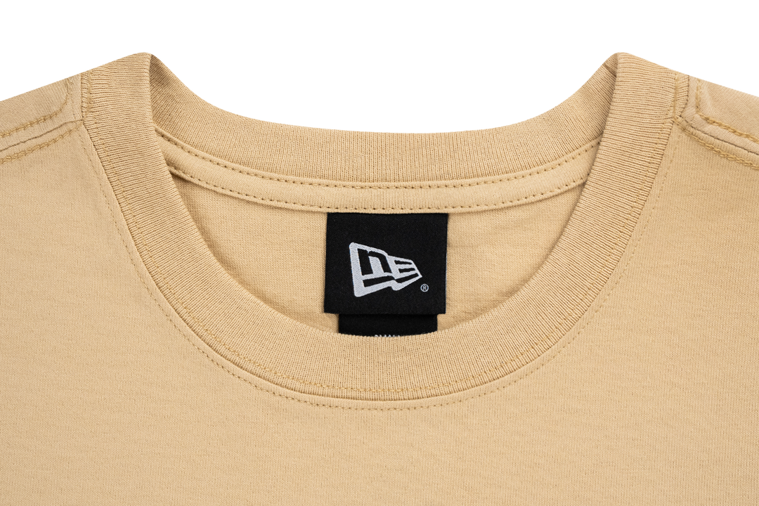 New Era เสื้อยืดแขนสั้นรุ่น New Era Party Vibe - Sticker Bombing Vegas Gold Regular Short Sleeve T-Shirt