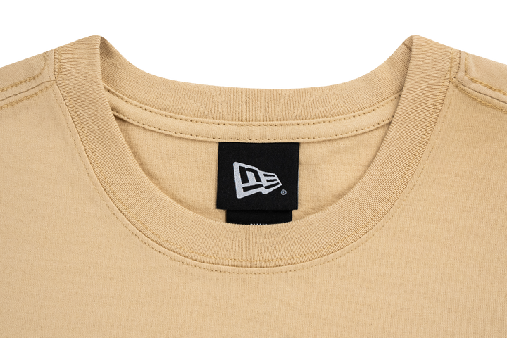 New Era เสื้อยืดแขนสั้นรุ่น New Era Party Vibe - Sticker Bombing Vegas Gold Regular Short Sleeve T-Shirt