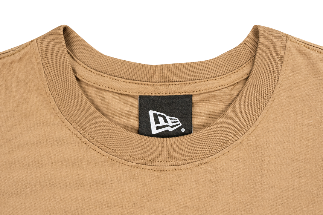 NEW ERA เสื้อยืดแขนสั้น รุ่น NEW ERA OUTDOOR NATURAL LOGO KHAKI PERFORMANCE SHORT SLEEVE T-SHIRT