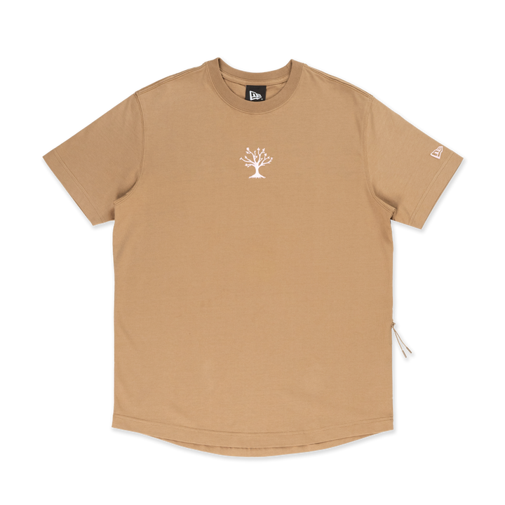 NEW ERA เสื้อยืดแขนสั้น รุ่น NEW ERA OUTDOOR NATURAL LOGO KHAKI PERFORMANCE SHORT SLEEVE T-SHIRT