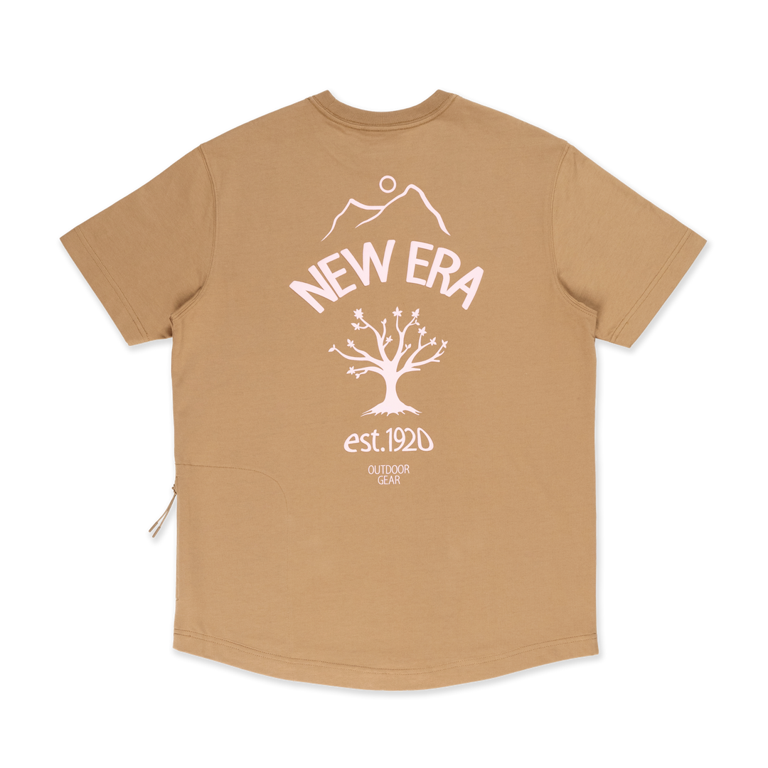 NEW ERA เสื้อยืดแขนสั้น รุ่น NEW ERA OUTDOOR NATURAL LOGO KHAKI PERFORMANCE SHORT SLEEVE T-SHIRT