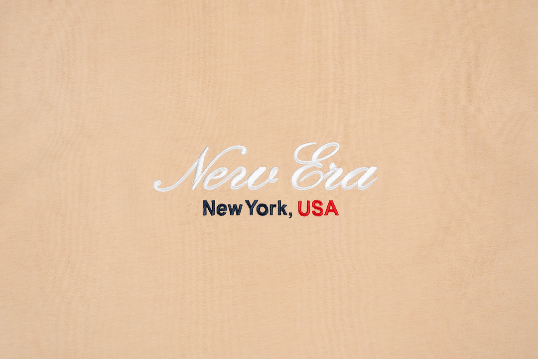 NEW ERA เสื้อยืดแขนสั้น รุ่น NEW ERA BASIC SCRIPT OAT MILK WOMEN SHORT SLEEVE TEE DRESS