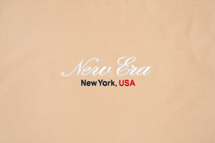 NEW ERA เสื้อยืดแขนสั้น รุ่น NEW ERA BASIC SCRIPT OAT MILK WOMEN SHORT SLEEVE TEE DRESS