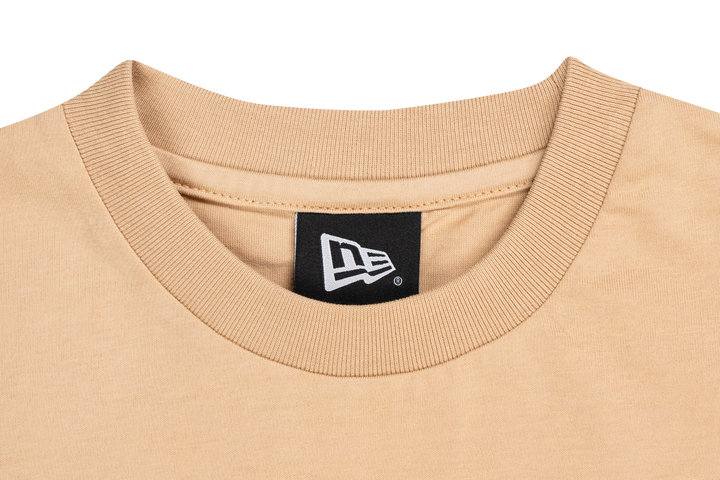 NEW ERA เสื้อยืดแขนสั้น รุ่น NEW ERA BASIC SCRIPT OAT MILK WOMEN SHORT SLEEVE TEE DRESS