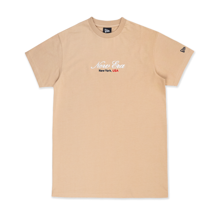 NEW ERA เสื้อยืดแขนสั้น รุ่น NEW ERA BASIC SCRIPT OAT MILK WOMEN SHORT SLEEVE TEE DRESS