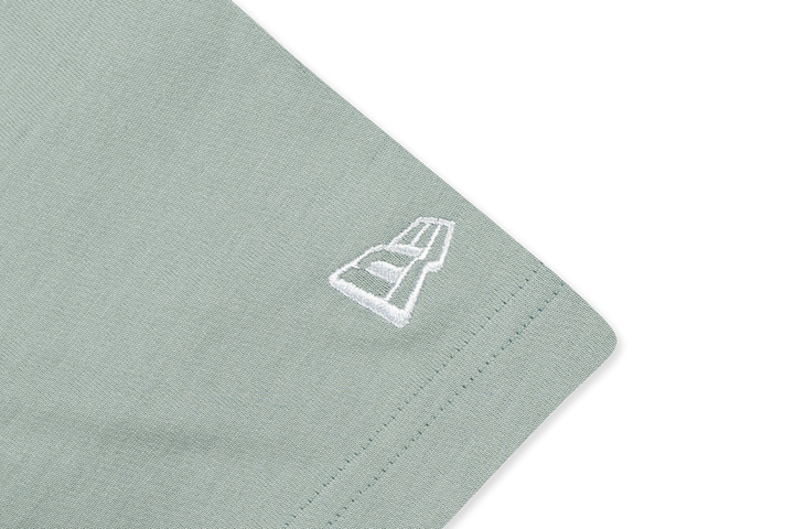 NEW ERA เสื้อยืดแขนสั้น รุ่น NEW ERA MOUNTAIN EDGE EVEREST GREEN PERFORMANCE SHORT SLEEVE T-SHIRT