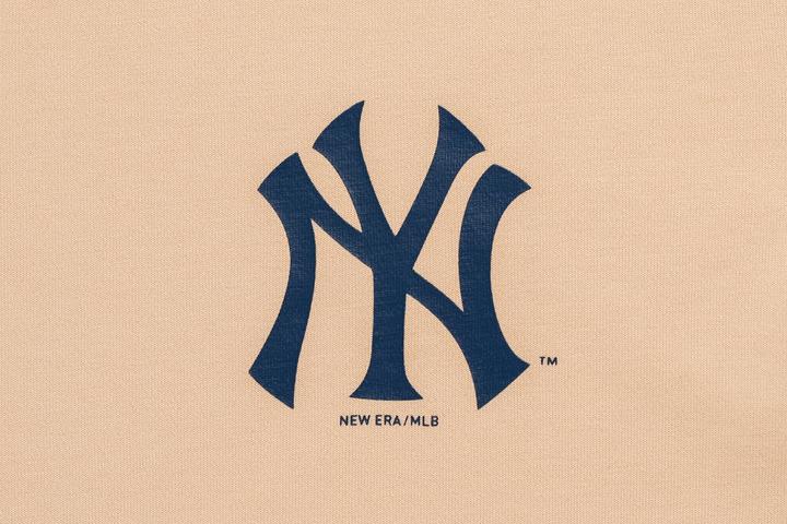 NEW ERA เสื้อยืดแขนสั้น รุ่น NEW YORK YANKEES HOME CHEERING OAT MILK SHORT SLEEVE T-SHIRT