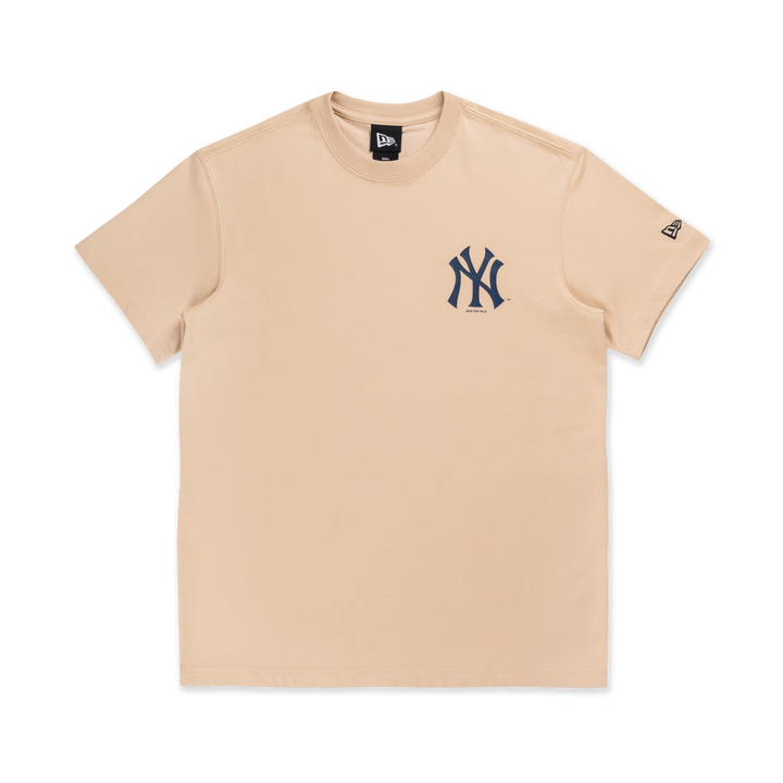 NEW ERA เสื้อยืดแขนสั้น รุ่น NEW YORK YANKEES HOME CHEERING OAT MILK SHORT SLEEVE T-SHIRT