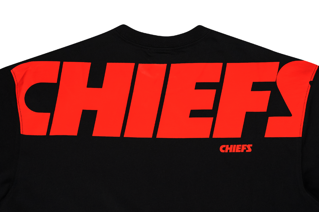 NEW ERA เสื้อยืดแขนสั้น รุ่น KANSAS CITY CHIEFS NFL BLACK OVERSIZED SHORT SLEEVE T-SHIRT