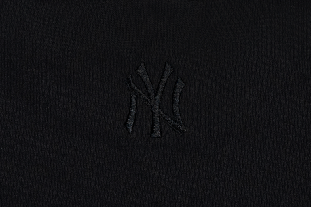 New Era เสื้อยืดแขนสั้นรุ่น New York Yankees New Era Dark 90s Black Short Sleeve T-Shirt