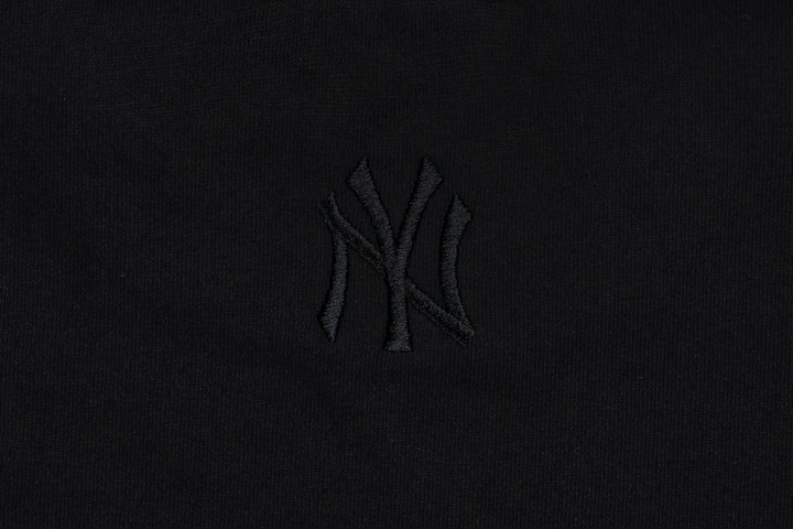 New Era เสื้อยืดแขนสั้นรุ่น New York Yankees New Era Dark 90s Black Short Sleeve T-Shirt