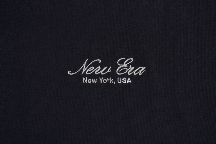 NEW ERA เสื้อยืดแขนสั้น รุ่น NEW ERA BASIC SCRIPT OVERSIZED GRAPHITE SHORT SLEEVE T-SHIRT