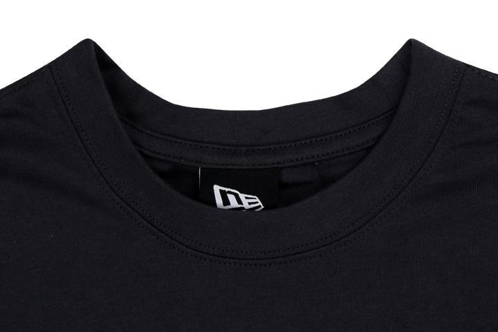 NEW ERA เสื้อยืดแขนสั้น รุ่น NEW ERA BASIC SCRIPT OVERSIZED GRAPHITE SHORT SLEEVE T-SHIRT