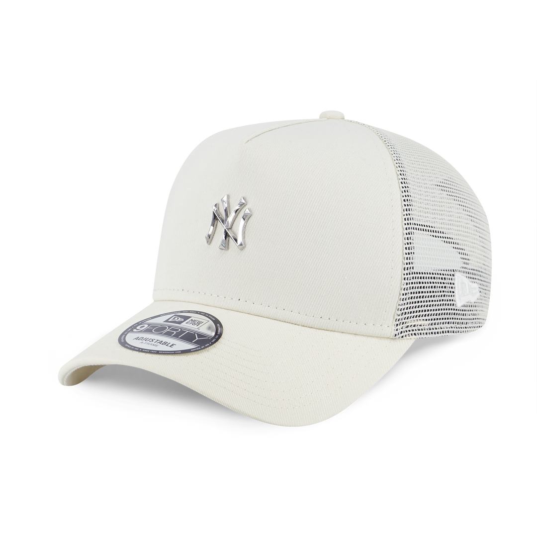 New Era หมวกรุ่น New York Yankees MLB Metal Badge Chrome White 9FORTY A-Frame Trucker Cap