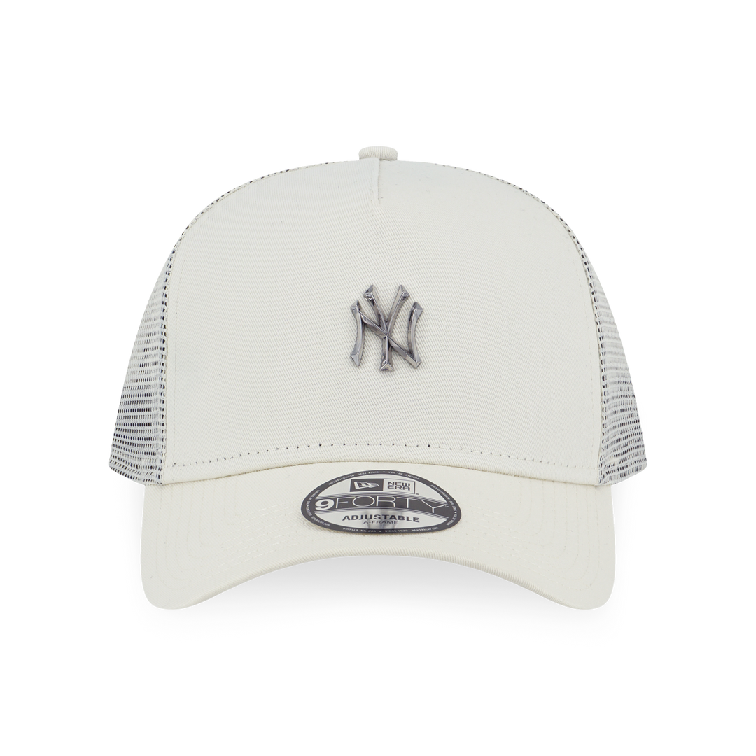 New Era หมวกรุ่น New York Yankees MLB Metal Badge Chrome White 9FORTY A-Frame Trucker Cap