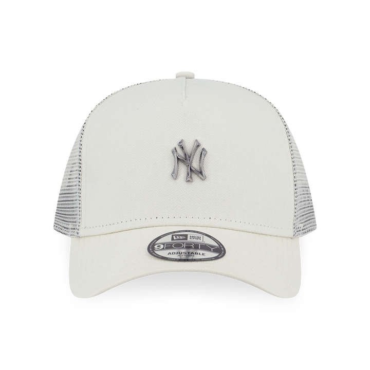 New Era หมวกรุ่น New York Yankees MLB Metal Badge Chrome White 9FORTY A-Frame Trucker Cap