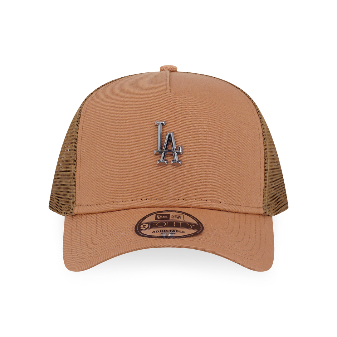 New Era หมวกรุ่น Los Angeles Dodgers MLB Metal Badge Deep Sand Brown 9FORTY A-Frame Trucker Cap