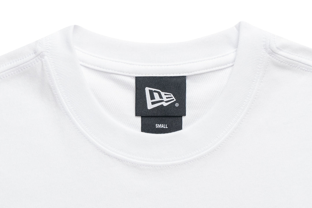 New Era เสื้อยืดแขนสั้นรุ่น Las Vegas Raiders NFL Helmet White Short Sleeve T-Shirt