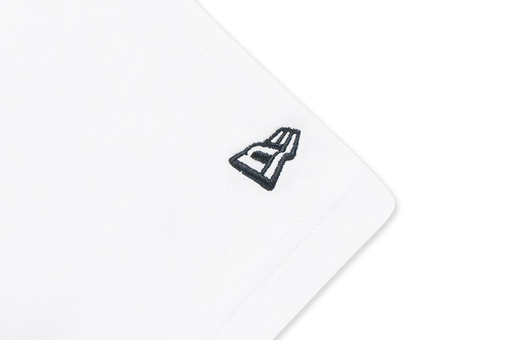 New Era เสื้อยืดแขนสั้นรุ่น Las Vegas Raiders NFL Helmet White Short Sleeve T-Shirt