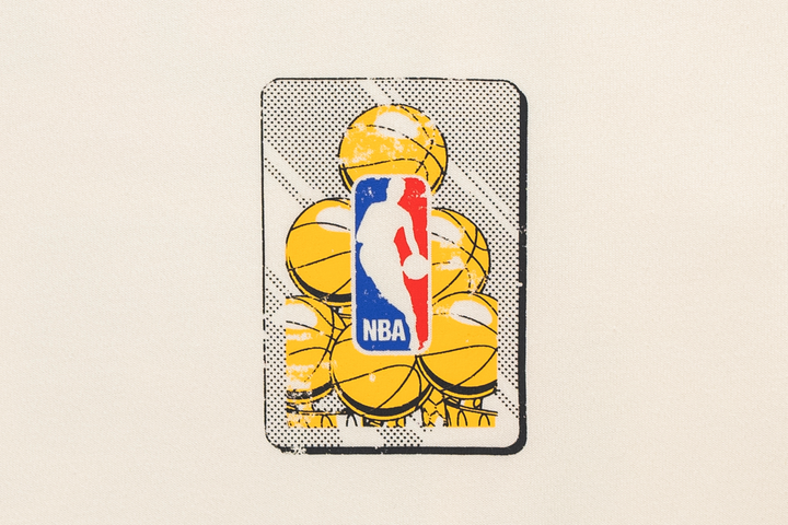 New Era เสื้อยืดแขนสั้นรุ่น NBA Rivals Bulls vs Pistons Chrome White Short Sleeve T-Shirt