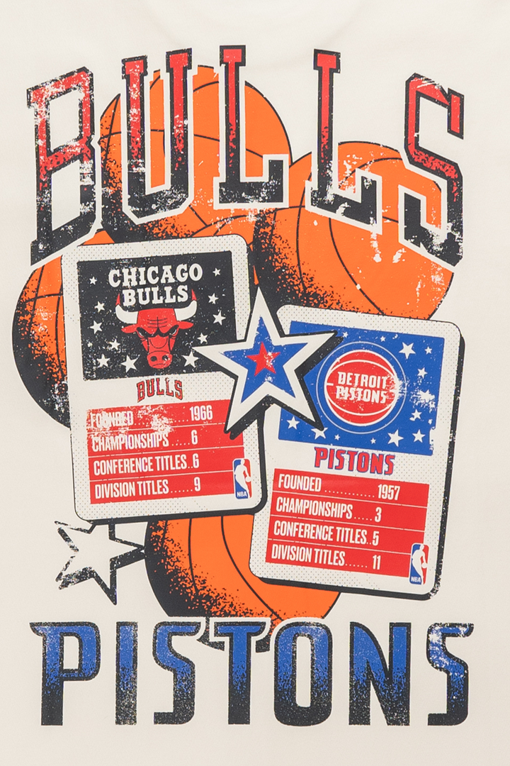 New Era เสื้อยืดแขนสั้นรุ่น NBA Rivals Bulls vs Pistons Chrome White Short Sleeve T-Shirt