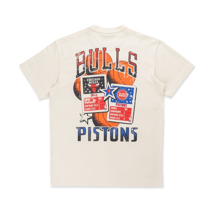 New Era เสื้อยืดแขนสั้นรุ่น NBA Rivals Bulls vs Pistons Chrome White Short Sleeve T-Shirt
